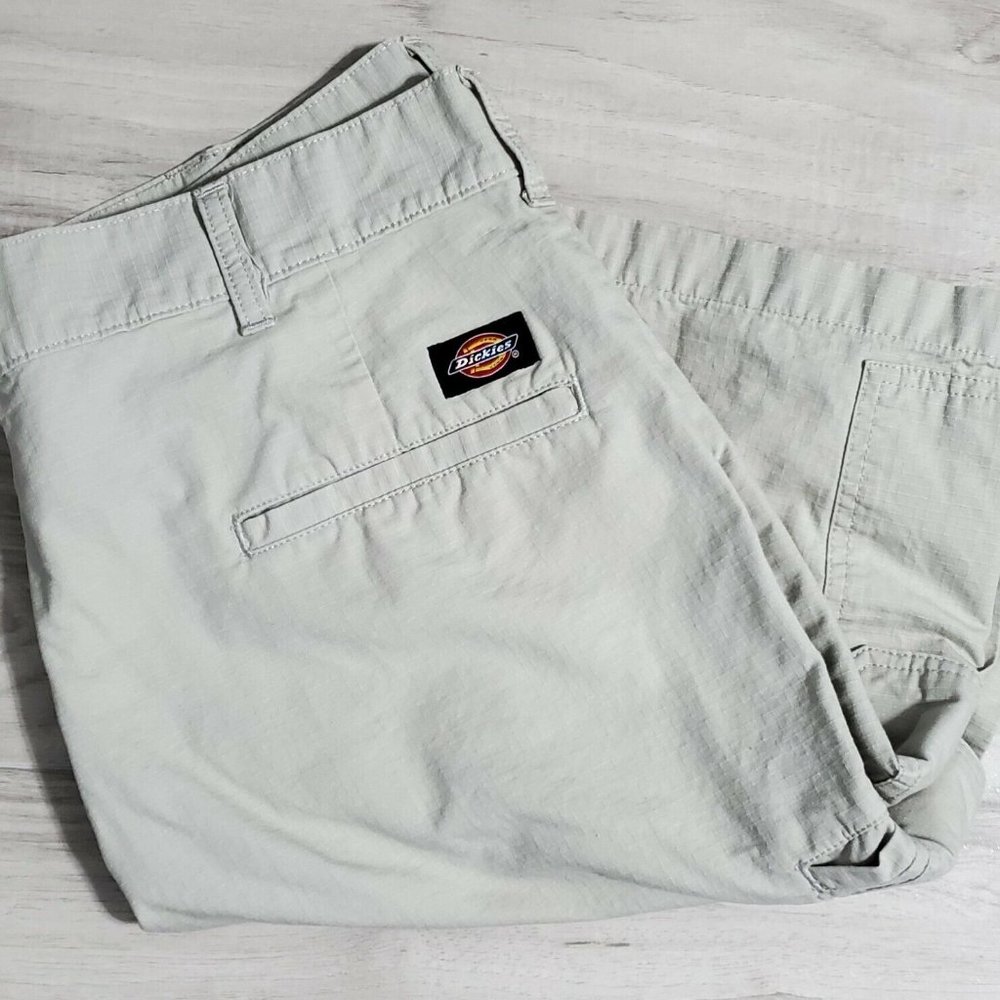 DICKIES Shorts Khaki Relaxed fit Cargo mens Size 36 Read Description